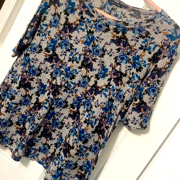 Anthropologie Tops - ‼️3/$10 EUC Anthro Sweet Claire Flower Waffle shirt estimated size medium/ large